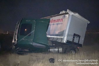 Սիսիան-Երևան ավտոճանապարհին բեռնատարը դուրս է եկել ճանապարհի երթևեկելի հատվածից, սահել դաշտամիջյան հատված և կողաշրջվել