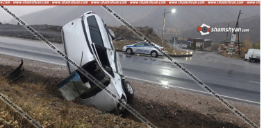 Opel-ը Երևան-Մեղրի ավտոճանապարհին դուրս է եկել երթևեկելի գոտուց դեպի աջ և առջևի հատվածով մխրճվել ճամփեզրի առվակում