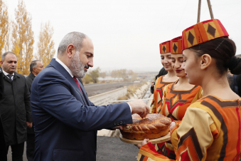 Վարչապետը Եղվարդում ներկա է գտնվել համակցված կերերի նոր գործարանի բացման արարողությանը