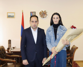 Դավիթ Խուդաթյանը ընդունել է Բռնցքամարտի կանանց Եվրոպայի առաջնության բրոնզե մեդալակիր Սոնա Հարությունյանին