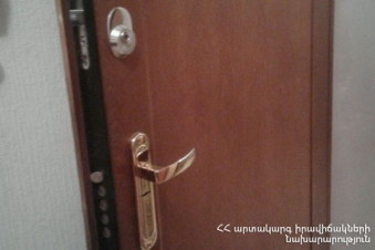 Դեպքի վայր ժամանած փրկարարները բացել են փակ դռները