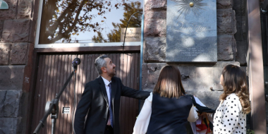 Բացվել է Եղիշե Չարենցի հիշատակը հավերժացնող հուշատախտակը