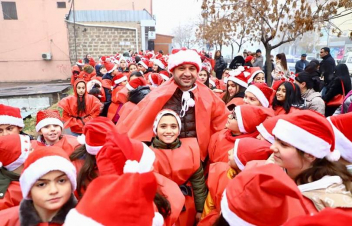 Թող մեզ ներեն մեր հերոսների ծնողները․ Դավթաշեն վարչական շրջանի ղեկավարը միացել է Ձմեռ պապիկների տոնական քայլերթին