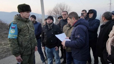 Դեպի Շուշի երթի դուրս եկած մի խումբ արցախցիներ ռուս խաղաղապահներից պահանջել են վերականգնել Լաչինի միջանցքի բնականոն երթևեկությունը