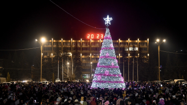 Վառվել են Հրազդան համայնքի գլխավոր տոնածառի լույսերը 