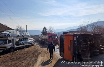 Աղվանի-Վերին Խոտանան ավտոճանապարհին բեռնատարներ են արգելափակվել, բարձված մեքենաներից մեկը կողաշրջվել է