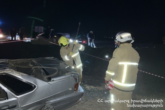 Երևան-Գյումրի ավտոճանապարհին VAZ-2115 մակնիշի ավտոմեքենան դուրս է եկել ճանապարհի երթևեկելի հատվածից՝ բախվել բետոնե արգելապատնեշին և շրջվել