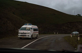 Էջմիածին-Արմավիր ավտոճանապարհին մեքենան բախվել է բետոնե արգելապատնեշին. կա տուժած