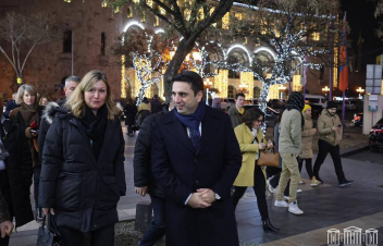 Զբոսանք գիշերային Երևանում․ Ալեն Սիմոնյանն ու Ֆրանսիայի ԱԺ նախագահը քայլել են մայրաքաղաքի փողոցներով