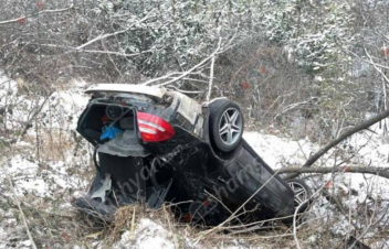 Սյունիքի մարզում մեքենան բախվել է ծառերին ու գլխիվայր հայտնվել ձորում