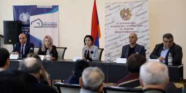 Ժաննա Անդրեասյանը հանդիպել է նոր դասագրքերի ստեղծմամբ հետաքրքրված մասնագետների հետ