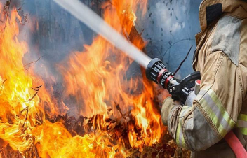 Երևանի Ղազար Փարպեցի փողոցում հրդեհվել է կիսակառույց շինություն