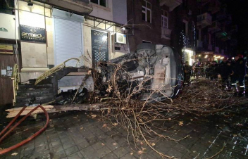 Երևանի Կորյունի փողոցում մեքենան դուրս է եկել ճանապարհից, բախվել ծառին, այնուհետ՝ պատին և բռնկվել. կա տուժած