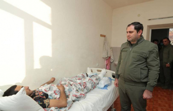 Սուրեն Պապիկյանն այցելել է զորամասի հրդեից տուժած և Այրվածքաբանության ազգային կենտրոնում գտնվող զինծառայողներին