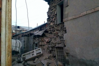 Երևանի Ռոստովյան փողոցում երկհարկանի տան պատ է փլուզվել