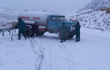 Երևան-Մեղրի ճանապարհին մերկասառույցի պատճառով բեռնատարները թեքվել և միակողմանի փակել են ավտոճանապարհը