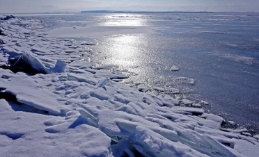 Ford Transit մակնիշի ավտոքարշակը դուրս է եկել ճանապարհի երթևեկելի հատվածից և հայտնվել Սևանա լճի սառած հատվածում