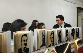 ԱԺ նախագահը գրքեր է նվիրել խորհրդարան այցելած ընթերցասեր երեխաներին