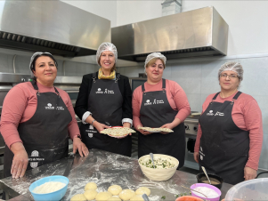 Դեսպան Քվինը ժենգյալով հաց է պատրաստել Լեռնային Ղարաբաղից տեղահանված ընտանիքների հետ