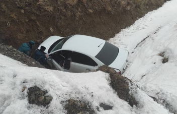 Հրազդան-Բջնի ճանապարհին մեքենան ընկել է սելավատարը