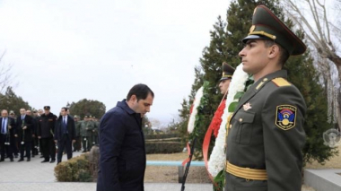 Վազգեն Սարգսյանի ծննդյան 64-րդ տարեդարձի առթիվ ՀՀ պաշտպանության նախարարն այցելել է «Եռաբլուր» զինվորական պանթեոն