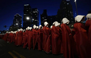 Իսրայելում կանայք ցույցի են դուրս եկել «Աղախնի պատմությունը» գրքի և սերիալի հերոսուհու կերպարներով