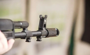 Տղամարդը դուրս է եկել շենքի պատշգամբ ու ինքնաձիգից կրակ բացել