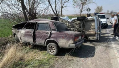 Արարատում իրար բախված մեքենաներից մեկը կողաշրջվել է․ հայրն ու անչափահաս որդին՝ հոսպիտալացվել