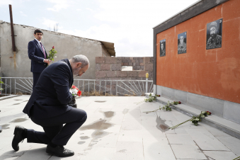 Վարչապետը Զովասար և Կարմրաշեն բնակավայրերում հարգանքի տուրք է մատուցել 44-օրյա պատերազմում զոհված հերոսների հիշատակին