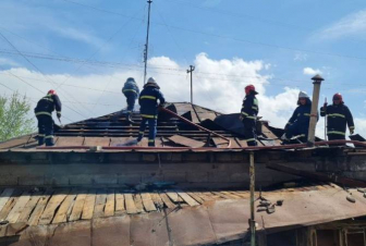 Երևանի Նաիրի Զարյան փողոցում տան տանիք է այրվել 