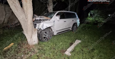 Նոր Հաճնում 16-ամյա տղան Toyota Land Cruiser-ով կոտրել է քարե պարիսպը, ապա տեղից շարժել կայանված КАМАЗ-ն ու բախվել ծառերին. կա վիրավոր