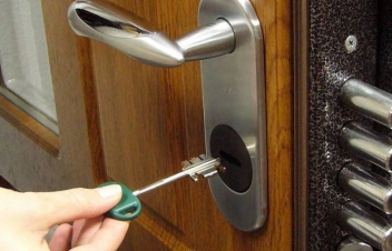 Եղբայրները հարմարեցված բանալիով բացել են դուռն ու ոսկյա զարդեր գողացել