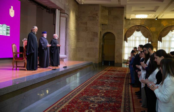 Եկեղեցին մշտապես կարևորել է արցախահայության անկախ ապրելու իրավունքի պաշտպանությունը․ Գարեգին Բ-ն՝ ուսանողներին