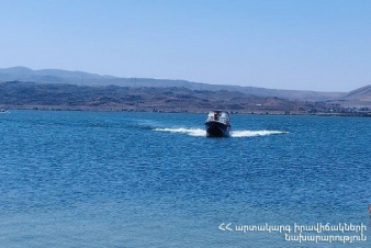 Ջրափրկարարները դուրս են բերել Սևանա լճում արգելափակված ավտոմեքենան