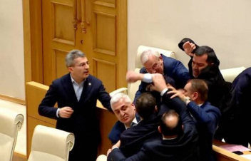 Վրացի պատգամավորների միջև ծեծկռտուք է եղել՝ ՌԴ հետ ուղիղ ավիահաղորդակցության վերականգնման պատճառով