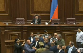 Ազգային ժողովում իրավիճակը լարվեց․ պատգամավորները քաշքշում են միմյանց (տեսանյութ)