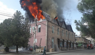 Հրդեհ է բռնկվել Եղեգնաձորի խանութներից մեկի տանիքում