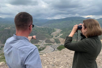 Հայաստանում ԱՄՆ դեսպանն այցելել է Սյունիքի մարզ, ականատես է եղել սահմանին տիրող լարված իրավիճակին