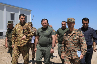 Սուրեն Պապիկյանն այցելել է նոր զորանոցների կառուցման շինհրապարակներ