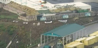 Հայաստանում ԵՄ առաքելության ղեկավարը Հակարիի կամրջի մոտ հետևում է Արցախի համար մարդասիրական բեռով ավտոշարասյան ընթացքին