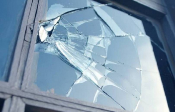 Դժգոհ լինելով տան վերանորոգմամբ զբաղվող վարպետի աշխատանքից՝ տղամարդը կոտրել է նրա մոր տան ու մեքենայի ապակիները