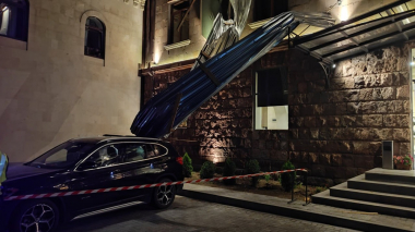 Քամու հետևանքով շինությունների տանիքներ, ծառեր, ավտոմեքենաներ և արտաքին լուսավորման սյուներ են վնասվել