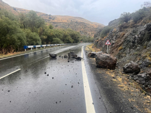 Փրկարարները քարերը հեռացրել են ճանապարհի երթևեկելի հատվածից 