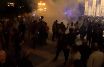 Կառավարության շենքի մոտ բախումների հետևանքով, նախնական տվյալներով, տուժել է 34 անձ, որից 16-ը ոստիկան