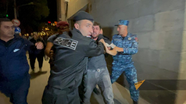 Հանրապետության հրապարակում հավաքին մասնակցող անձանց մոտ հայտնաբերվել են սառը զենքեր. նրանք ձերբակալվել են