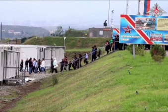 Ռուս խաղաղապահներն առաջարկում են արցախցի ընտանիքներին ուղղաթիռով Հայաստան տեղափոխելու ծառայություններ՝ մեկ անձի համար խորհրդանշական 300 հազար դրամով