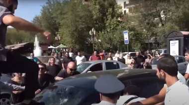 Հավաքի ընթացքում խուլիգանություն կատարելու, ավտոմեքենաներին և ուղևորին հարվածներ հասցնելու կասկածանքով ձերբակալվել է 2 անձ. ՔԿ