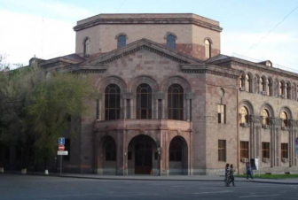 Ֆինանսների նախարարության շենքի պատուհանից ցուցարարների կոչին արձագանքած անձը պետական ծառայող չէ