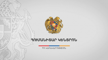 Գնել Սանոսյանը եւ Նազելի Բաղդասարյանը ներկայացնում են «Հումանիտար կենտրոն»-ի աշխատանքների ընթացքը