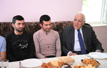 ՀՀ նախագահը հանդիպել է ԼՂ-ից բռնի տեղահանված ընտանիքների հետ 